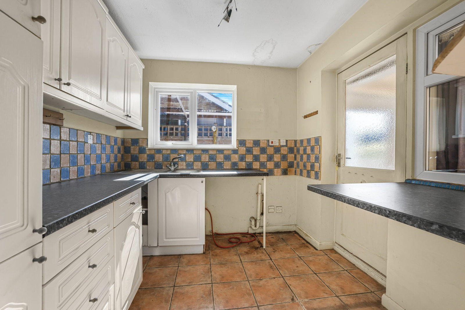 Semi Detached Bungalow for sale in Cheltenham, Nottingham Road, Bishops Cleeve, Cheltenham, GL52, 1085 m²