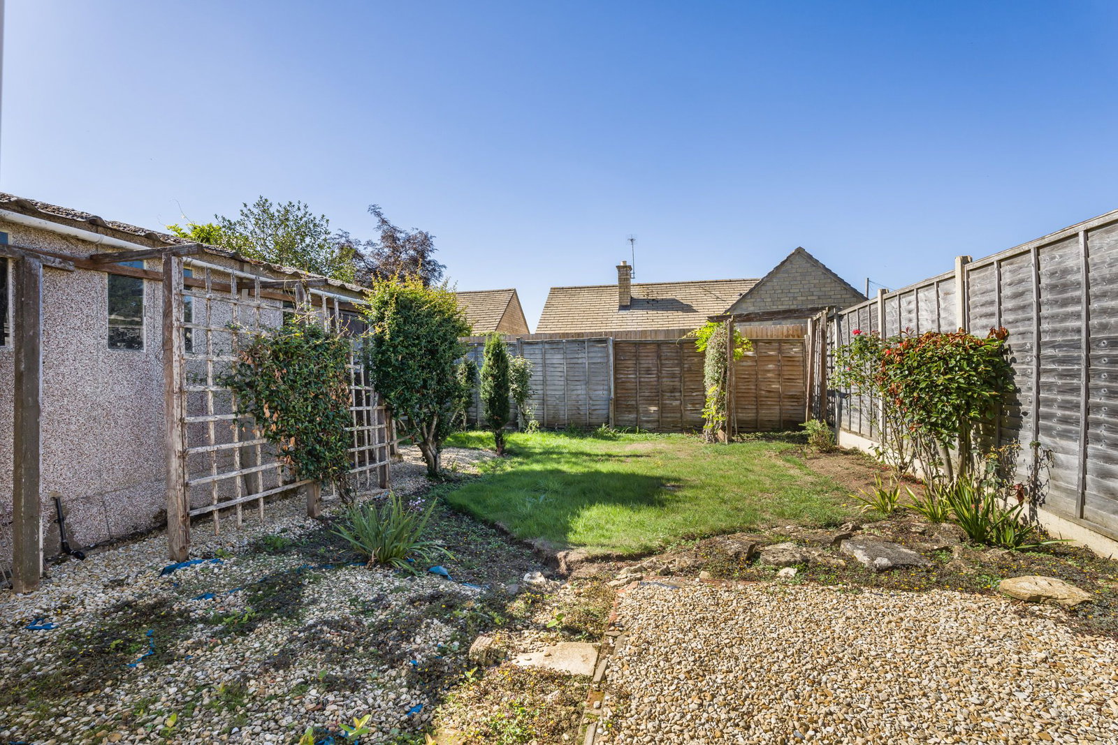 Semi Detached Bungalow for sale in Cheltenham, Nottingham Road, Bishops Cleeve, Cheltenham, GL52, 1085 m²
