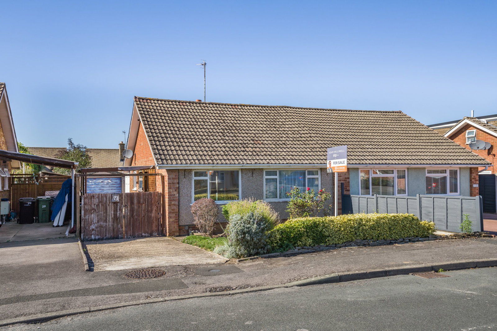 Semi Detached Bungalow for sale in Cheltenham, Nottingham Road, Bishops Cleeve, Cheltenham, GL52, 1085 m²