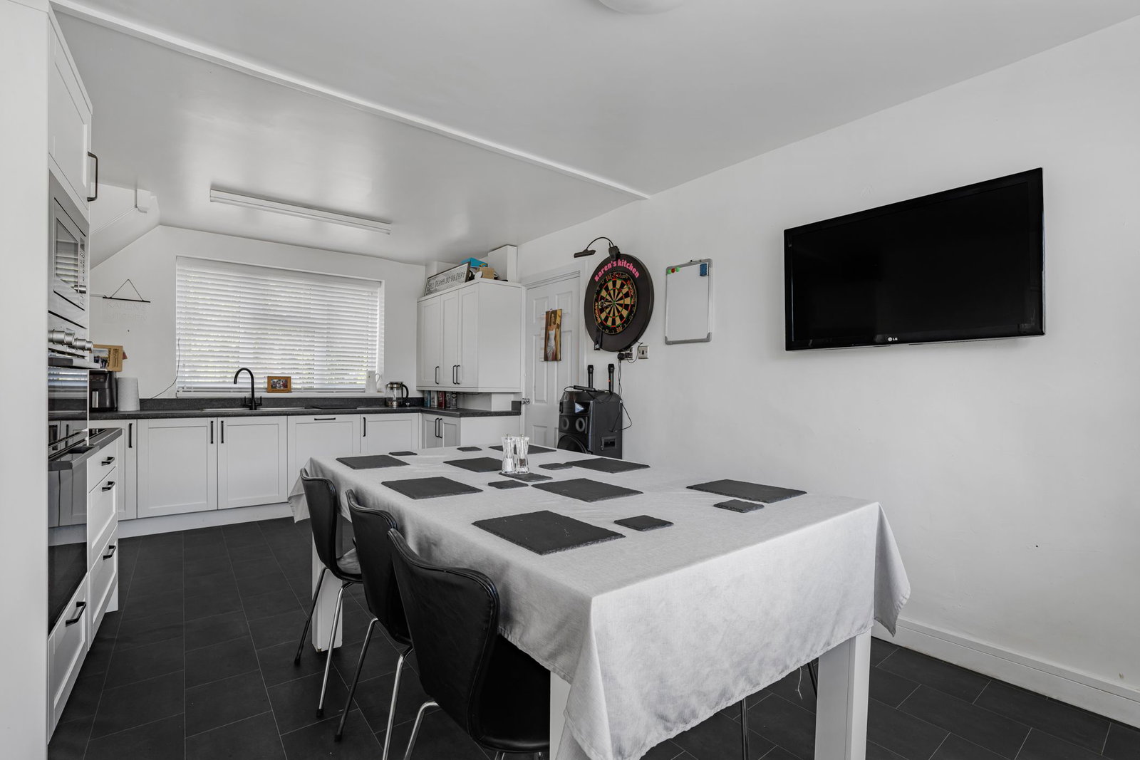 Semi Detached House for sale in Cheltenham, Cotswold Road, Cheltenham, GL52, 1129 m²