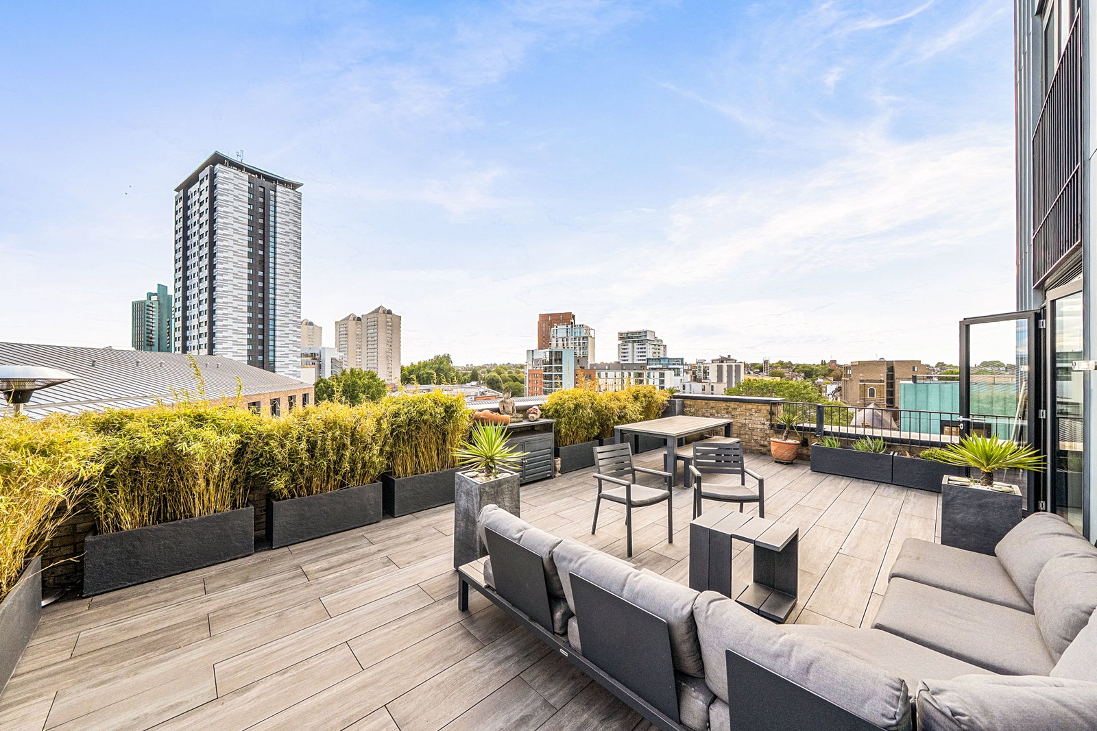 Flat for sale in London, The Ram Quarter, London, SW18, 1217 m²