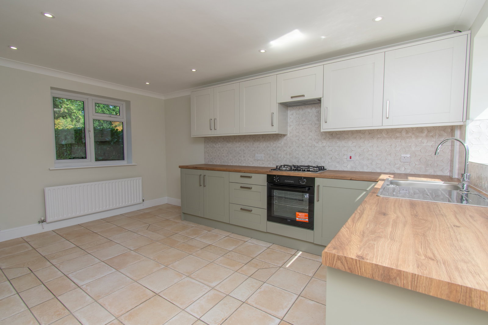 Semi Detached House for sale in Leicester, Hampton Close, Glen Parva, Leicester, LE2 9SE