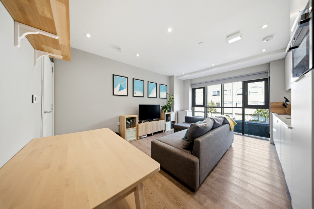 Apartment for sale in Hounslow, Whitelocke House, Hounslow, TW3, 549 m²