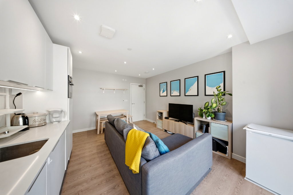 Apartment for sale in Hounslow, Whitelocke House, Hounslow, TW3, 549 m²