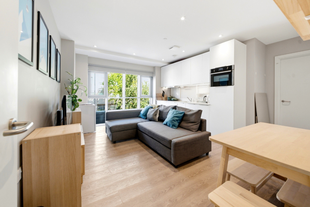 Apartment for sale in Hounslow, Whitelocke House, Hounslow, TW3, 549 m²