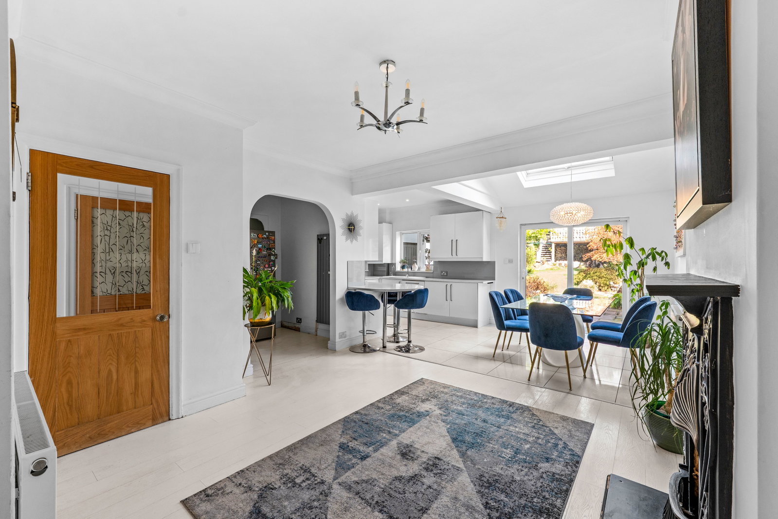 Semi Detached House for sale in Stoneleigh, The Glade, Stoneleigh, Surrey, KT17 2HW, 2022 m²