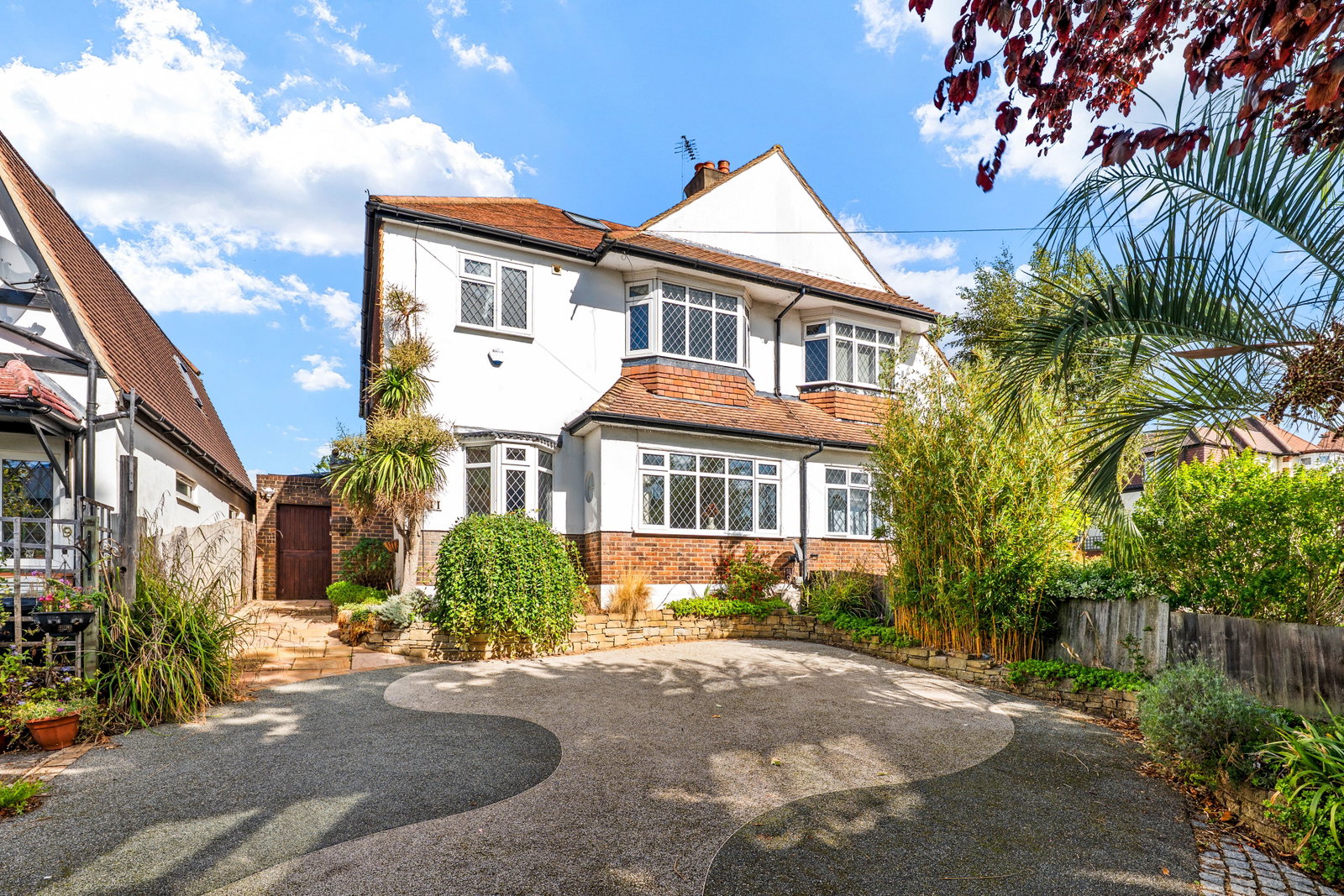 Semi Detached House for sale in Stoneleigh, The Glade, Stoneleigh, Surrey, KT17 2HW, 2022 m²