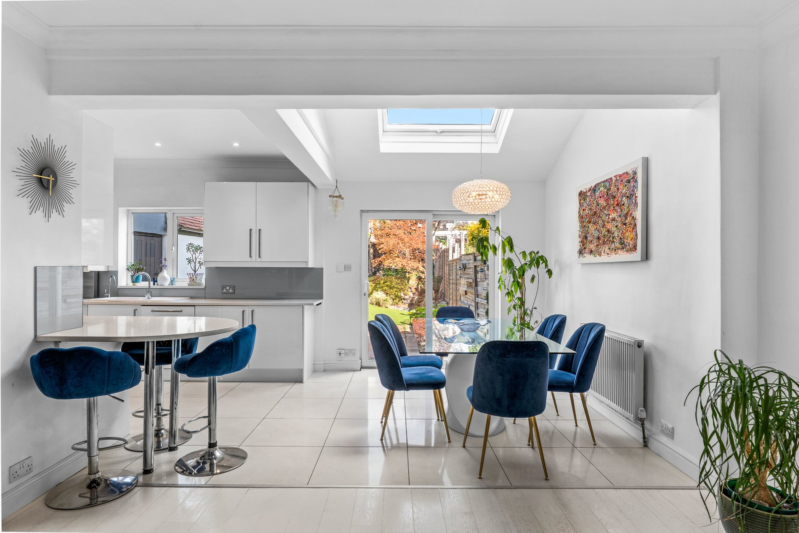 Semi Detached House for sale in Stoneleigh, The Glade, Stoneleigh, Surrey, KT17 2HW, 2022 m²