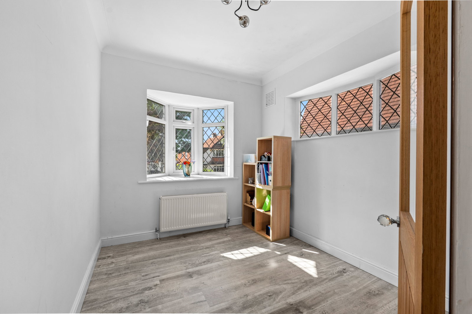 Semi Detached House for sale in Stoneleigh, The Glade, Stoneleigh, Surrey, KT17 2HW, 2022 m²