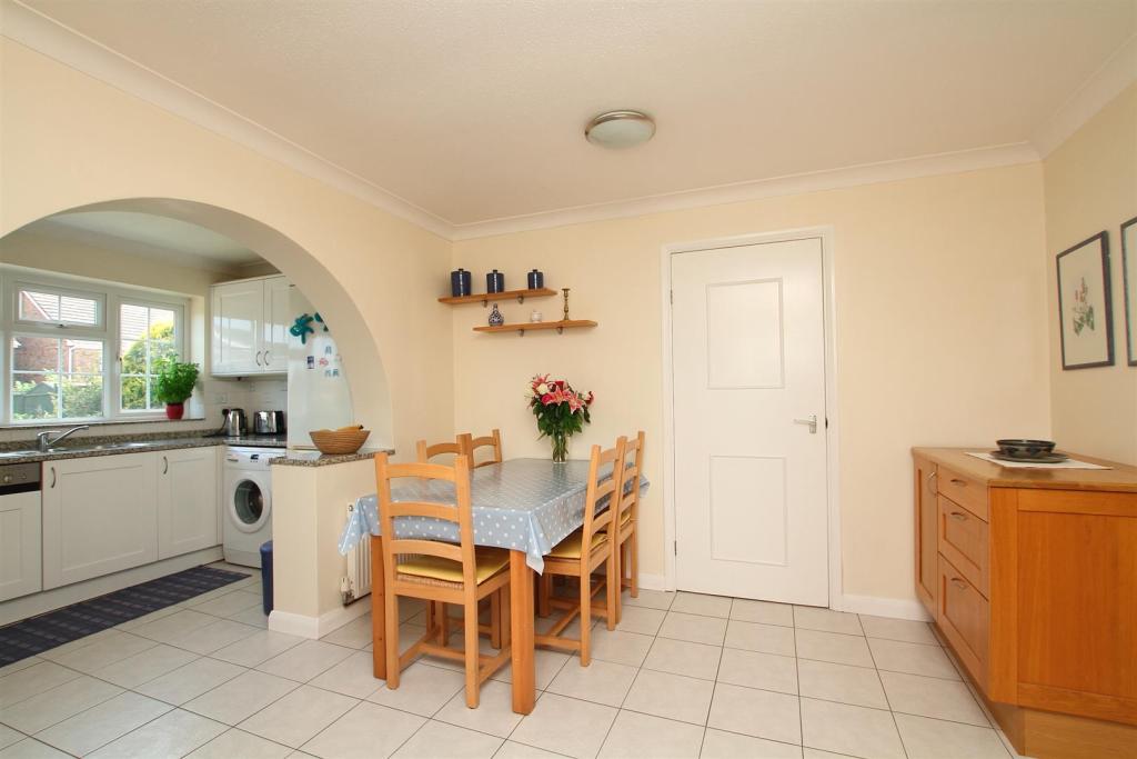 Detached House for sale in Canterbury, Cromwell Road, Canterbury, CT1 3LD, 2567 m²