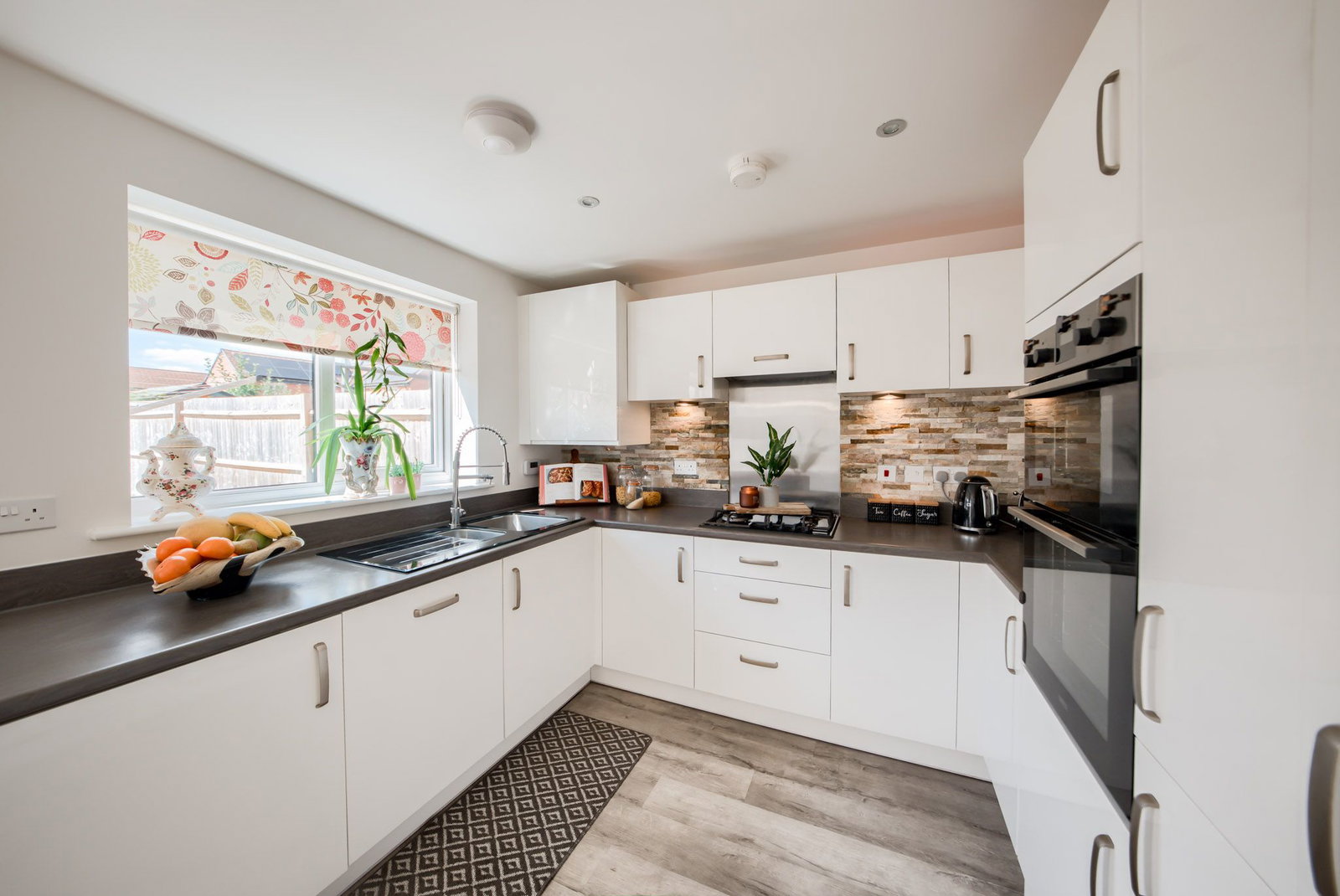 Semi Detached House for sale in Aylesbury, Lockheed Street, Weston Turville, Aylesbury, HP22 3BA, 1270 m²