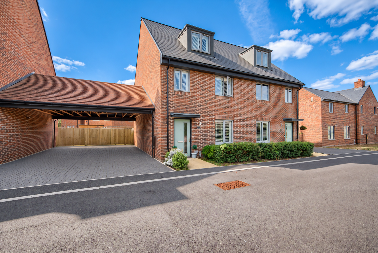 Semi Detached House for sale in Aylesbury, Lockheed Street, Weston Turville, Aylesbury, HP22 3BA, 1270 m²