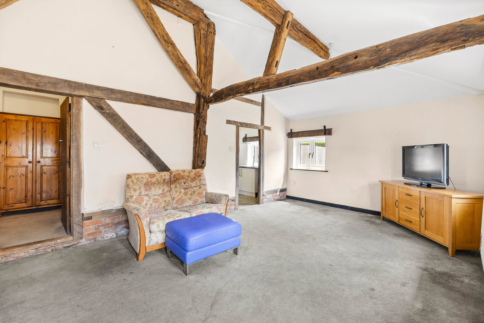 Semi Detached House in Lingfield 4