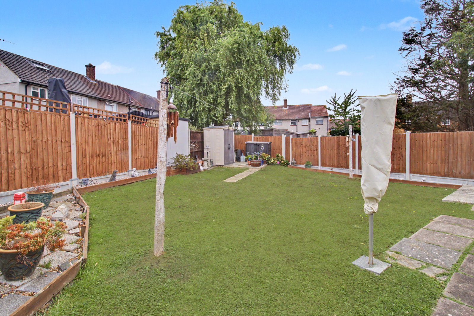 Flat for sale in Romford, Gooshays Gardens, Romford, RM3 8AF