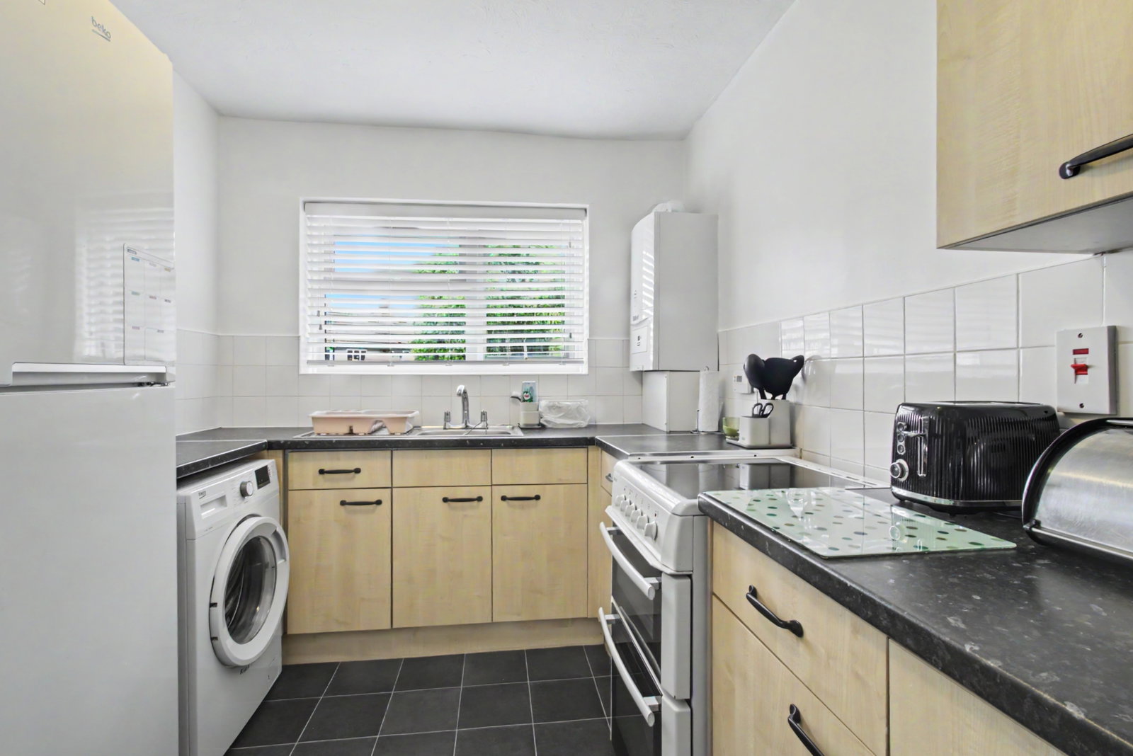 Flat for sale in Romford, Gooshays Gardens, Romford, RM3 8AF