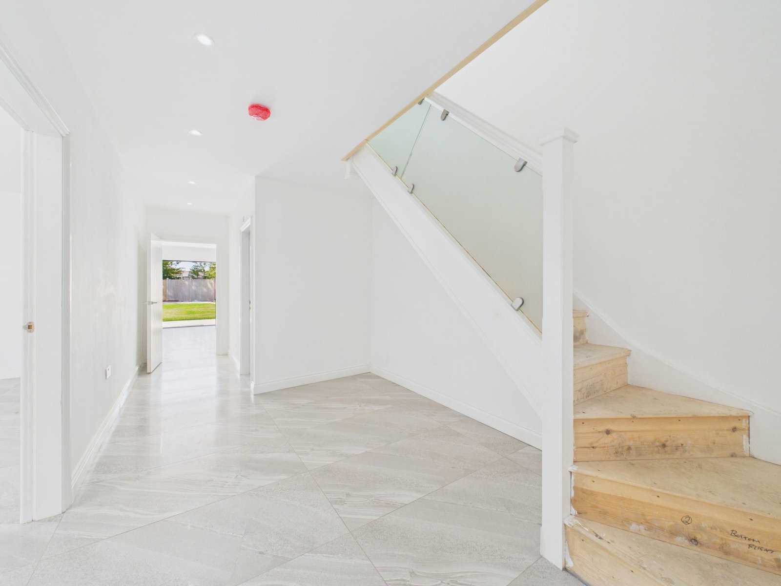 Semi Detached House for sale in Leicester, Pine Tree Avenue, Humberstone, 1976 m²