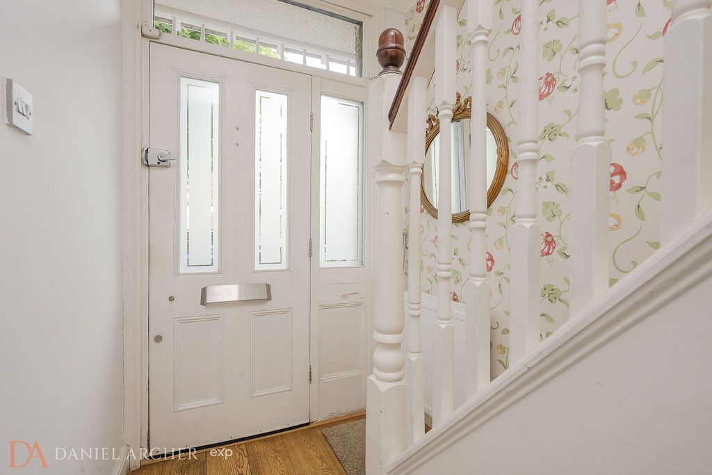 Terraced House for sale in London, Aston Road, Raynes Park, SW20, 1038 m²