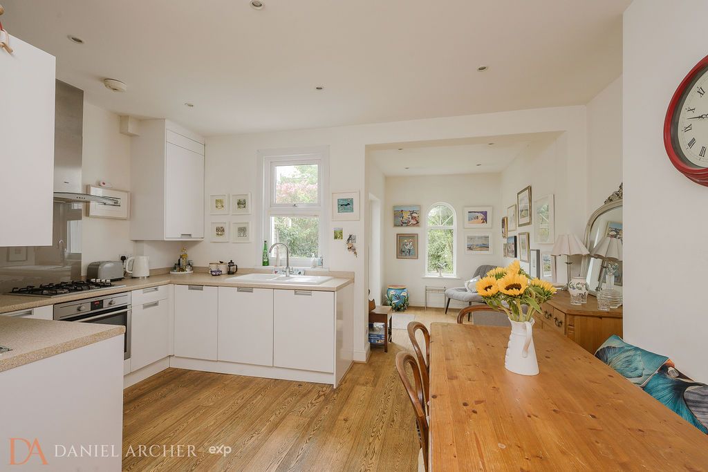Terraced House for sale in London, Aston Road, Raynes Park, SW20, 1038 m²