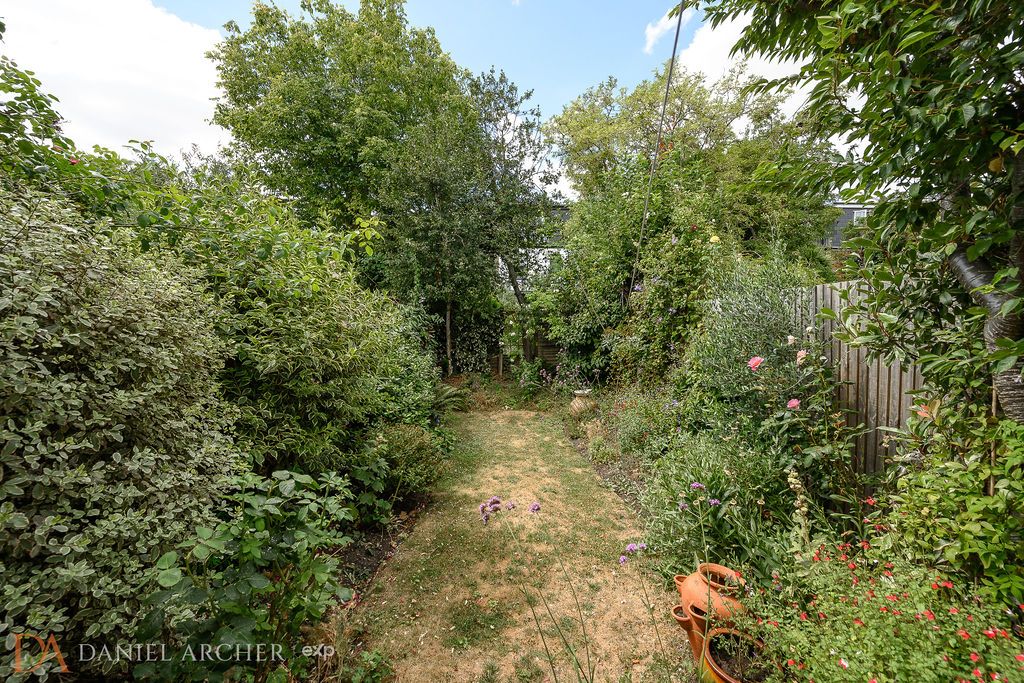 Terraced House for sale in London, Aston Road, Raynes Park, SW20, 1038 m²