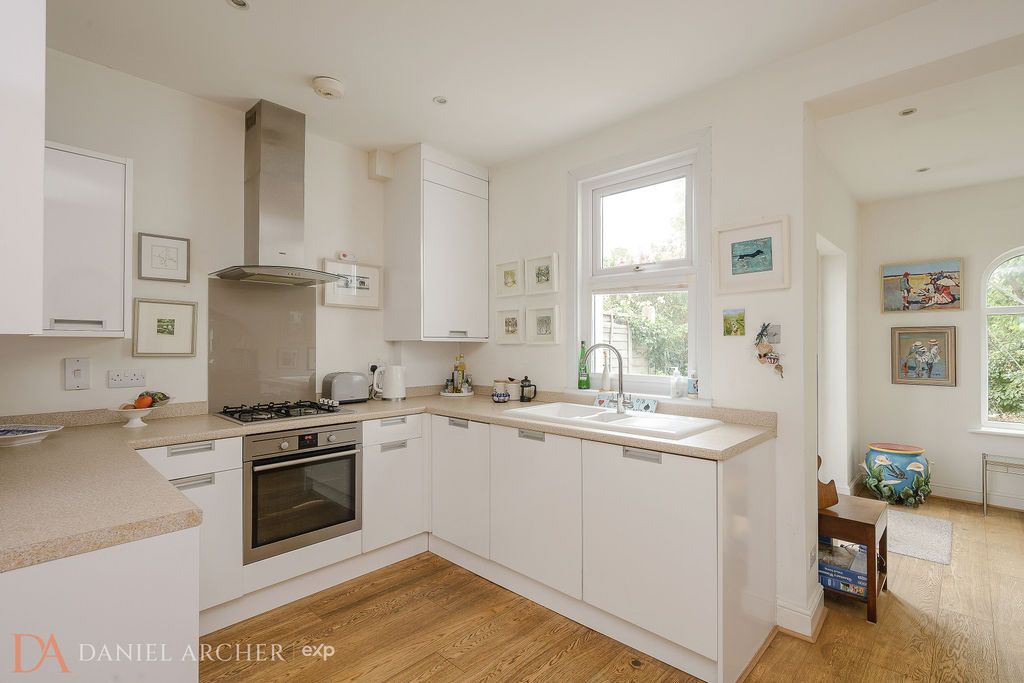 Terraced House for sale in London, Aston Road, Raynes Park, SW20, 1038 m²
