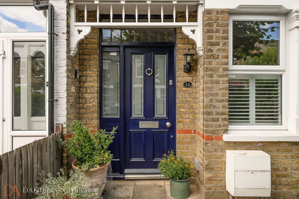 Terraced House for sale in London, Aston Road, Raynes Park, SW20, 1038 m²