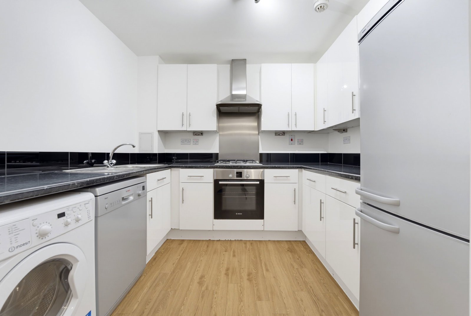 Apartment for sale in London, Gunnersbury Lane, London, W3 8HF