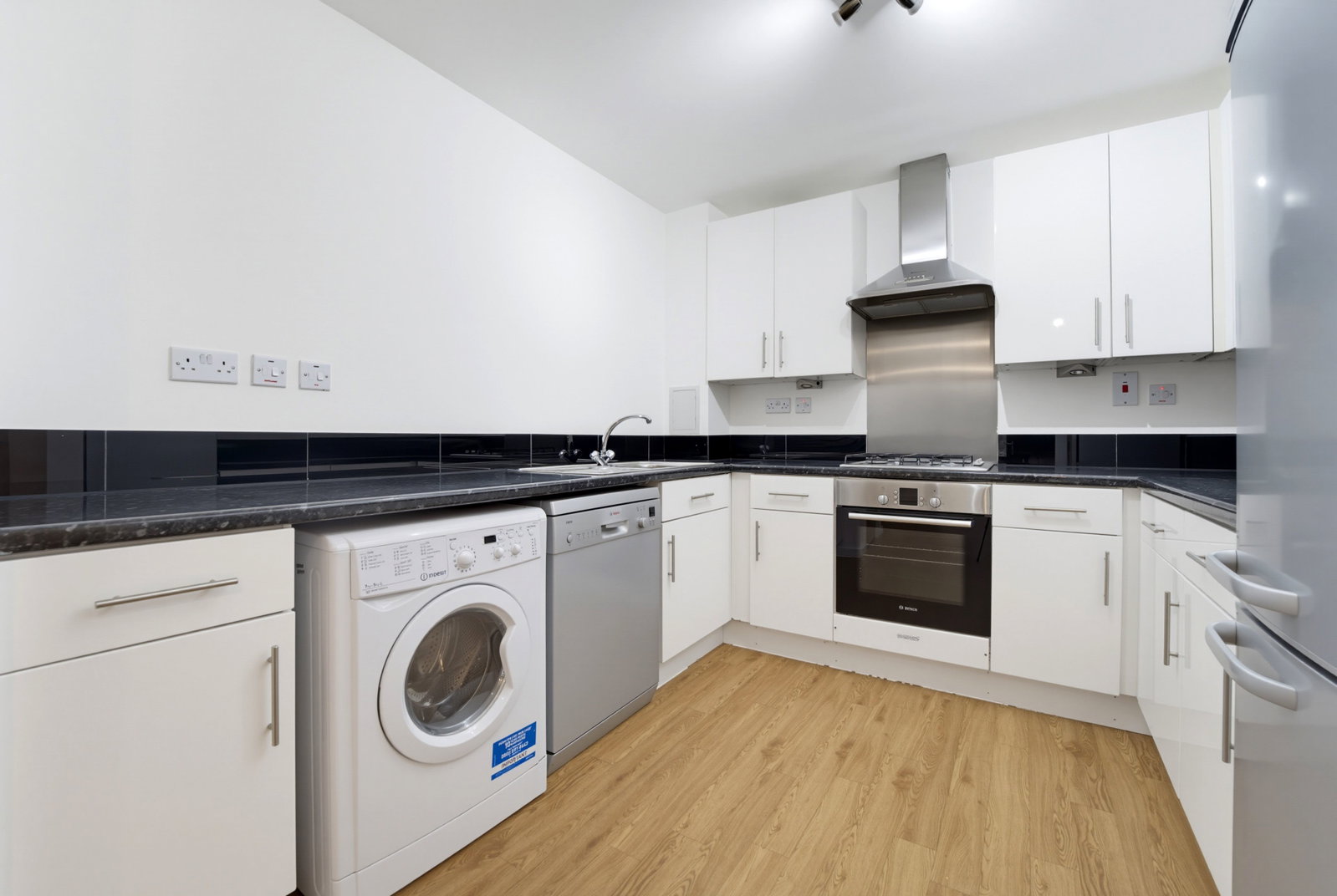 Apartment for sale in London, Gunnersbury Lane, London, W3 8HF