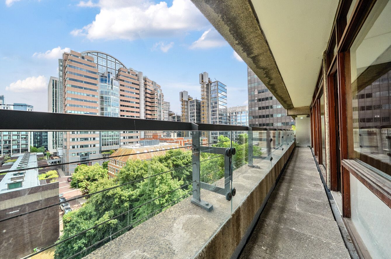 Apartment for sale in London, Mountjoy House Barbican EC2, 806 m²