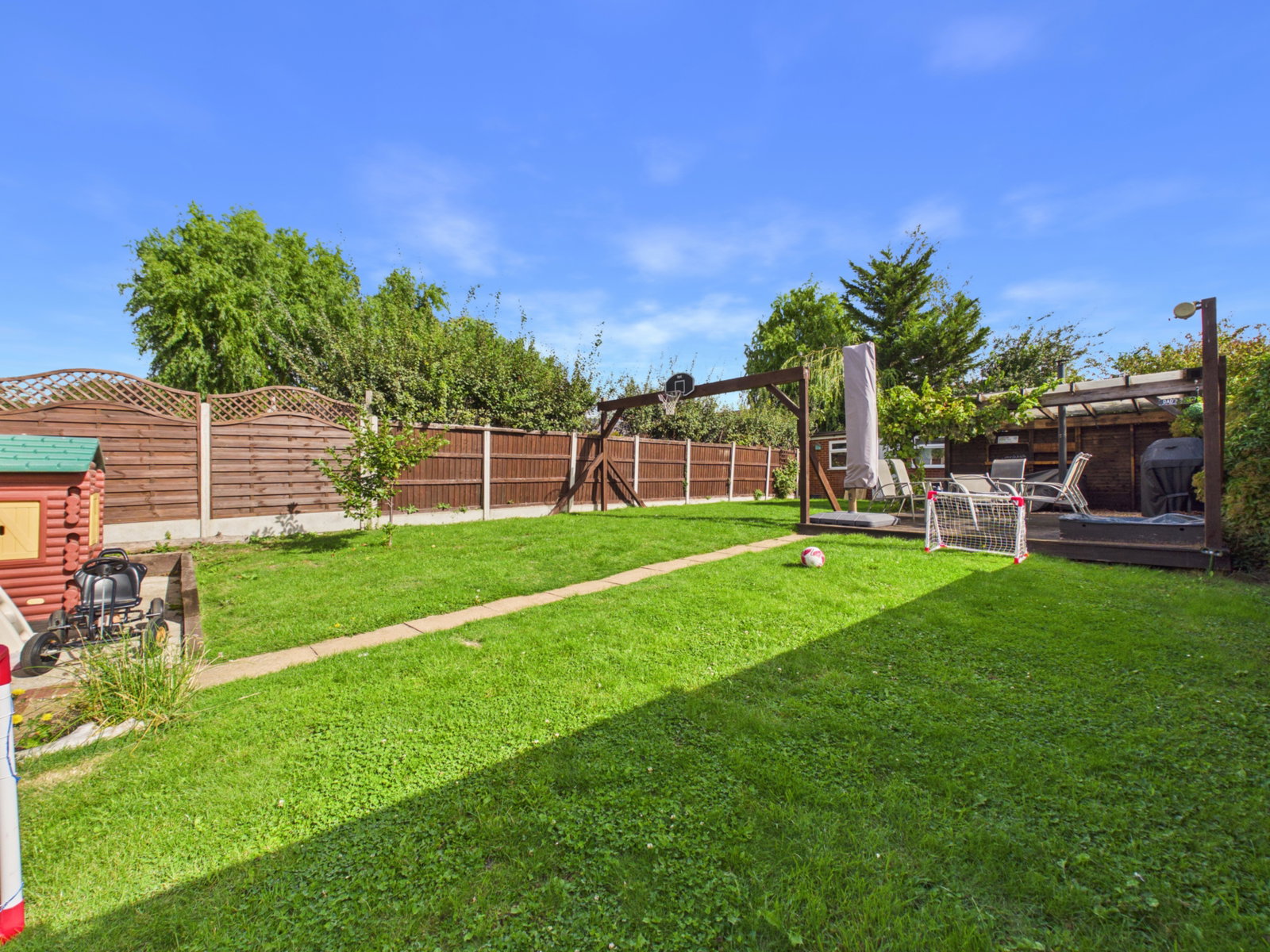 Semi Detached House for sale in Rochester, Kingshill Drive, Hoo, Rochester, ME3 9JP, 894 m²