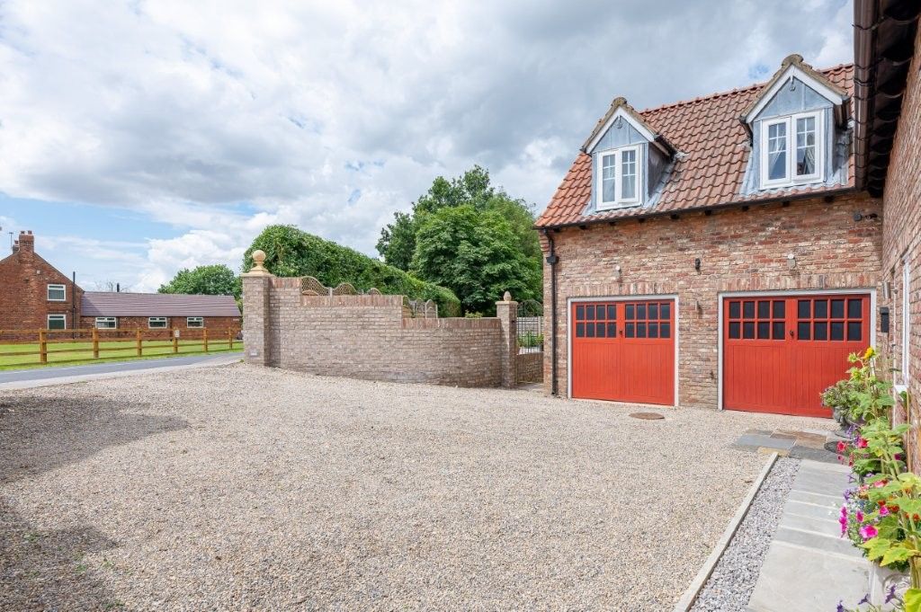 Detached House for sale in York, Selby Road, Riccall, York, YO19 6QP, 3045 m²