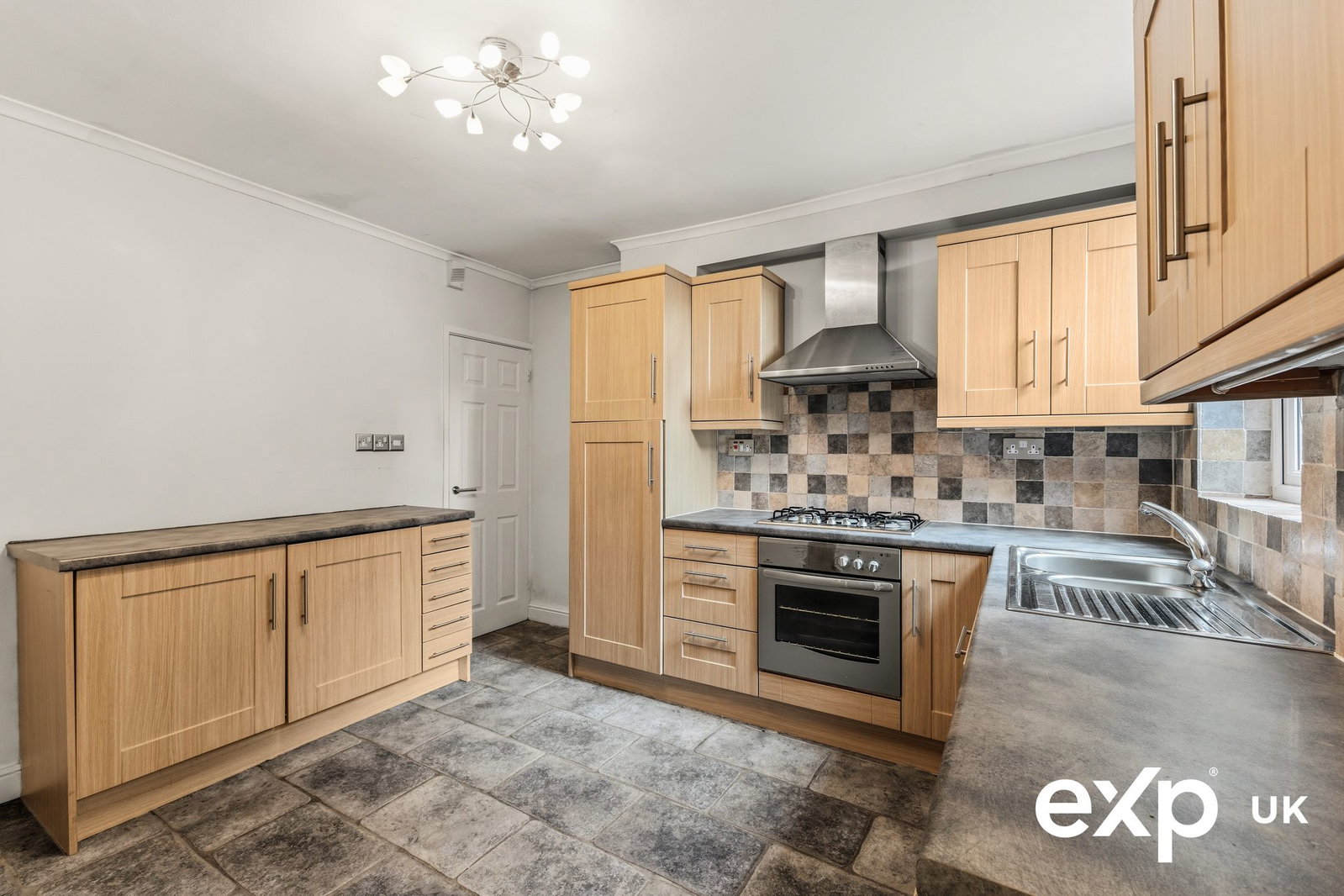 Semi Detached House for sale in Nottingham, Latham Street, Nottingham, NG6 8hq, 838 m²