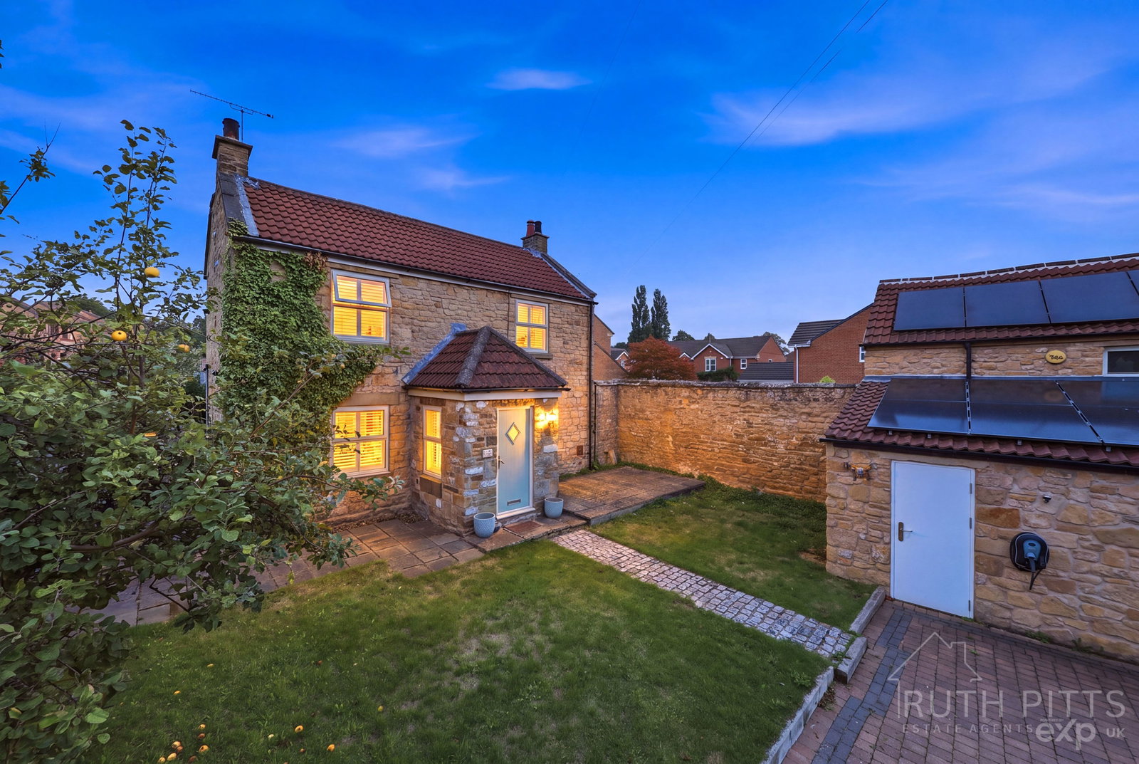Detached House for sale in Pontefract, High Street, Upton, WF9