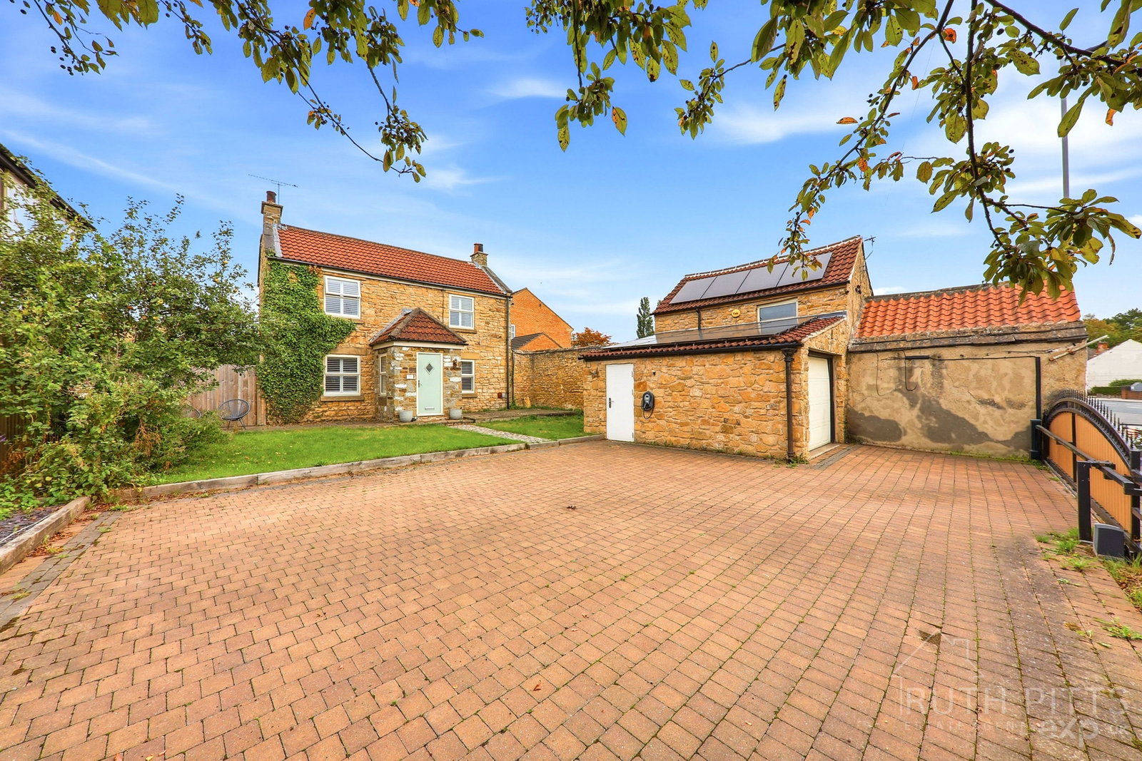 Detached House for sale in Pontefract, High Street, Upton, WF9