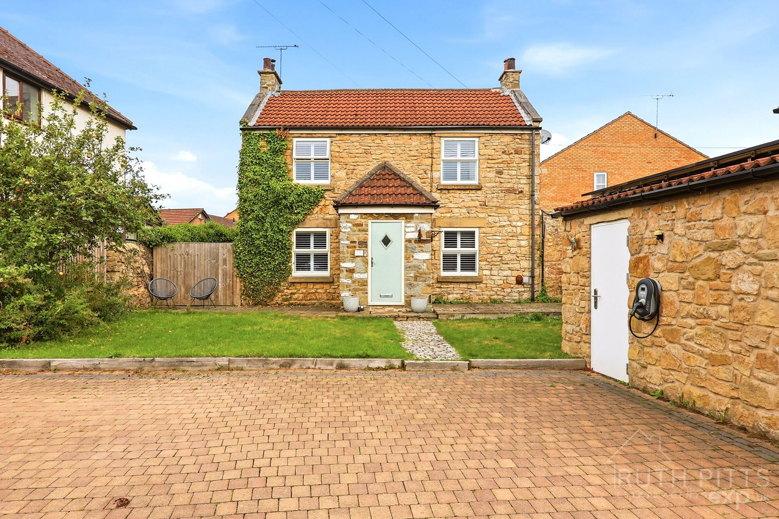 Detached House for sale in Pontefract, High Street, Upton, WF9