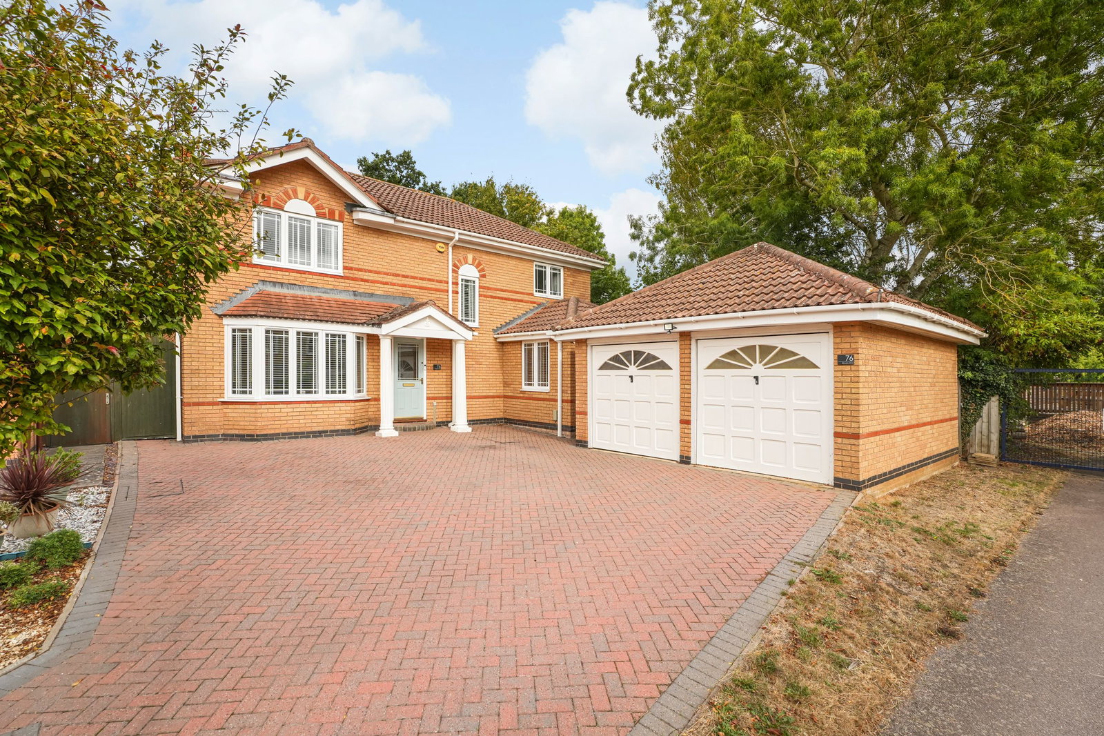 Detached House for sale in Milton Keynes, Dickens Drive, Old Stratford, Milton Keynes, MK19 6NN
