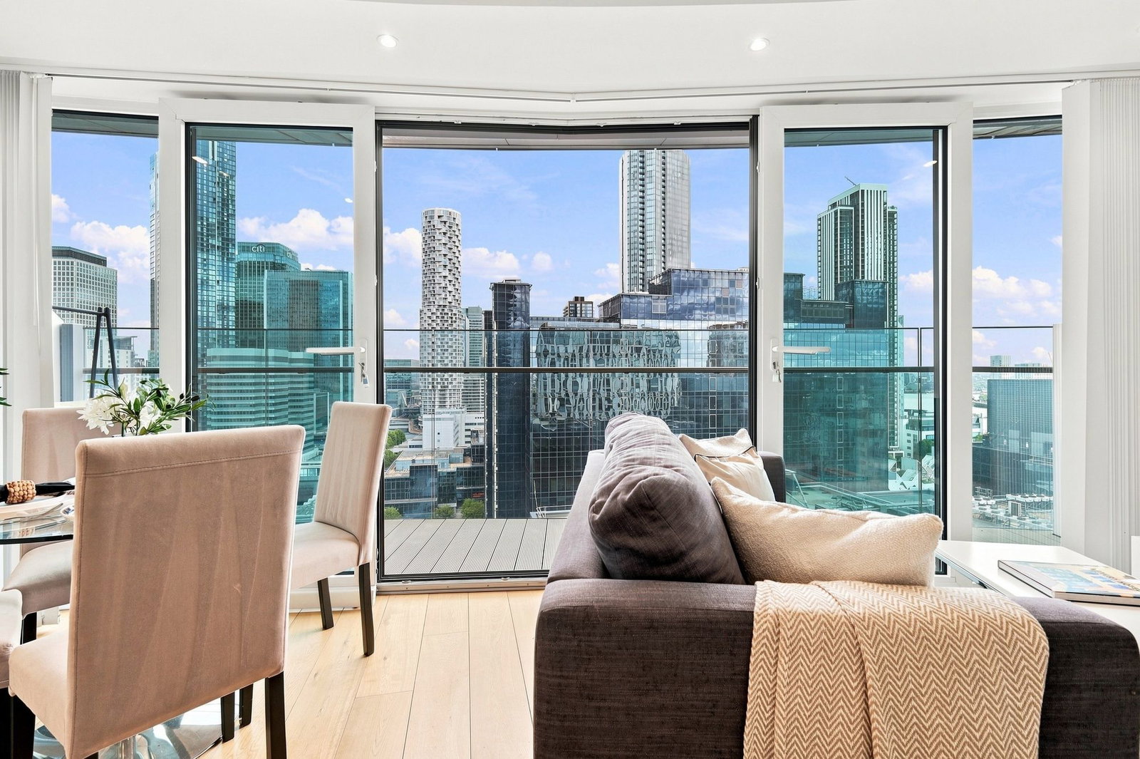 Flat for sale in London, Arena Tower, 25 Crossharbour Plaza, London, E14, 362 m²