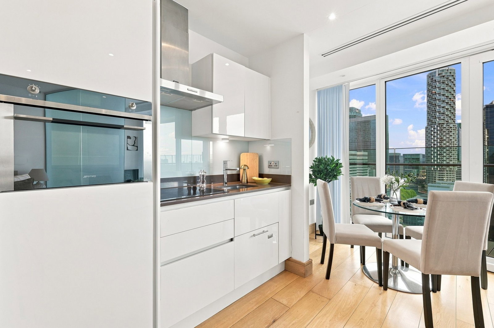 Flat for sale in London, Arena Tower, 25 Crossharbour Plaza, London, E14, 362 m²