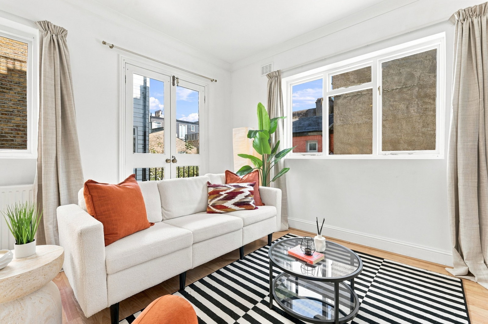 Flat for sale in London, Fulham Palace Road, SW6