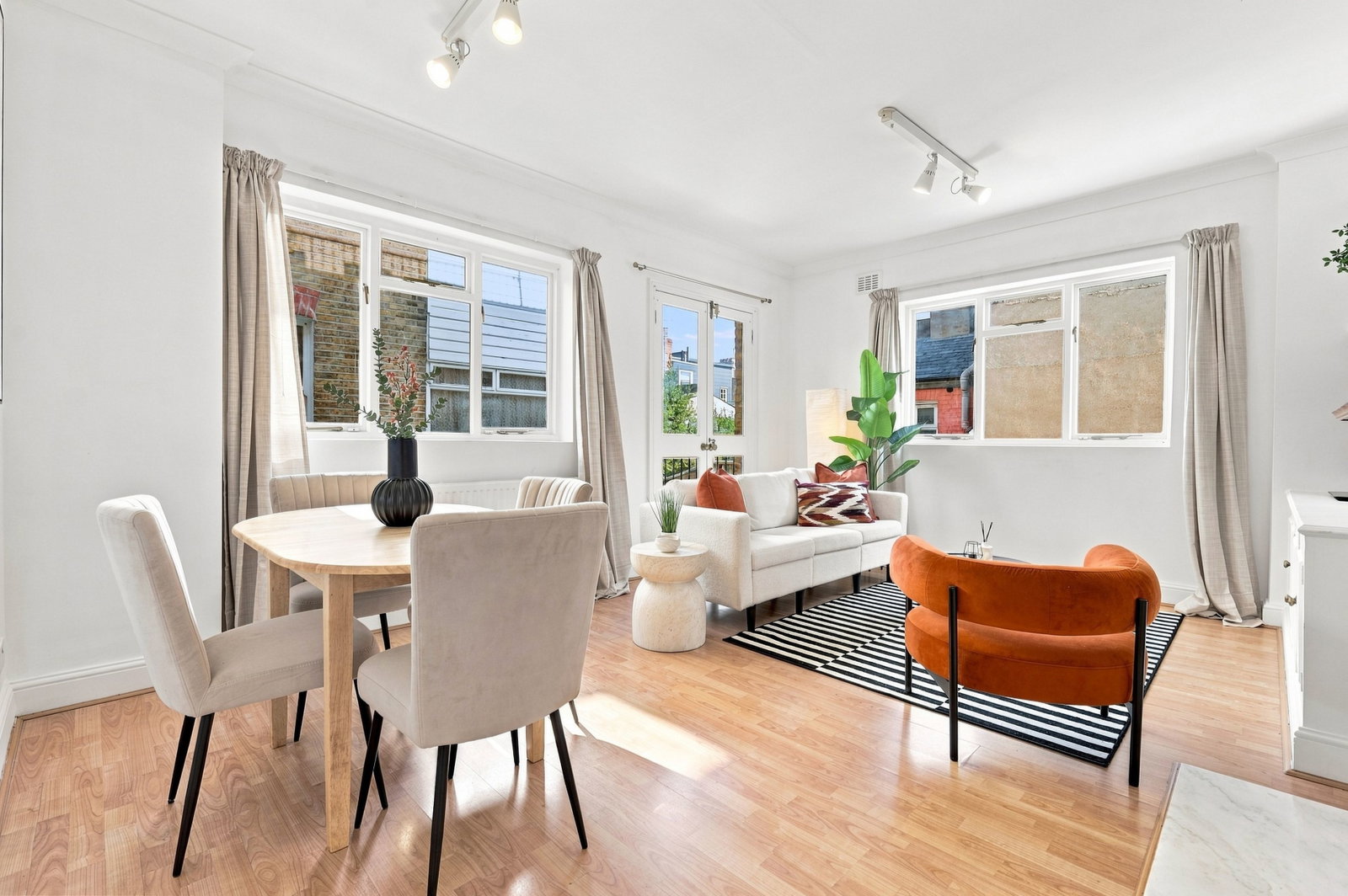 Flat for sale in London, Fulham Palace Road, SW6