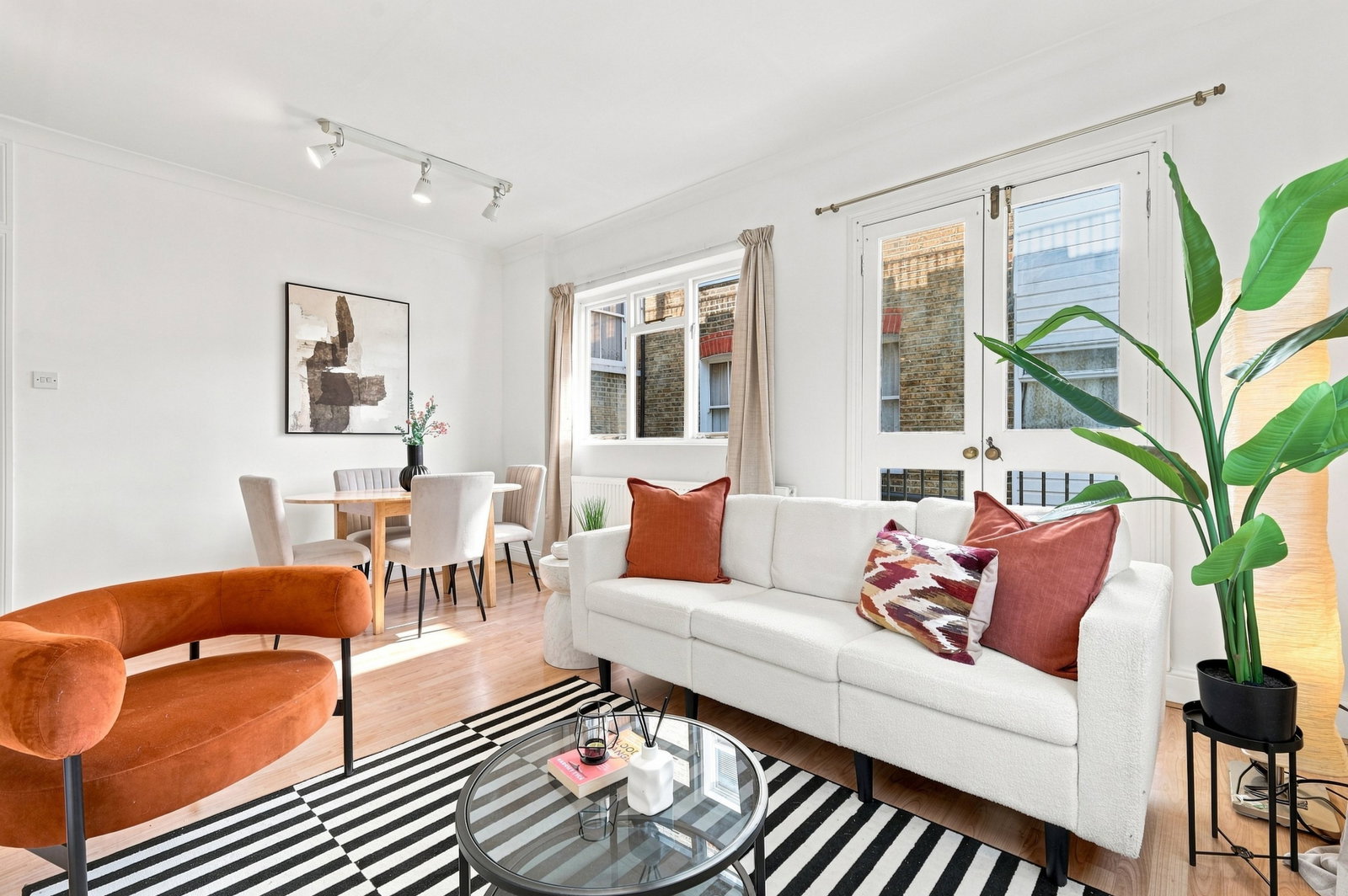 Flat for sale in London, Fulham Palace Road, SW6