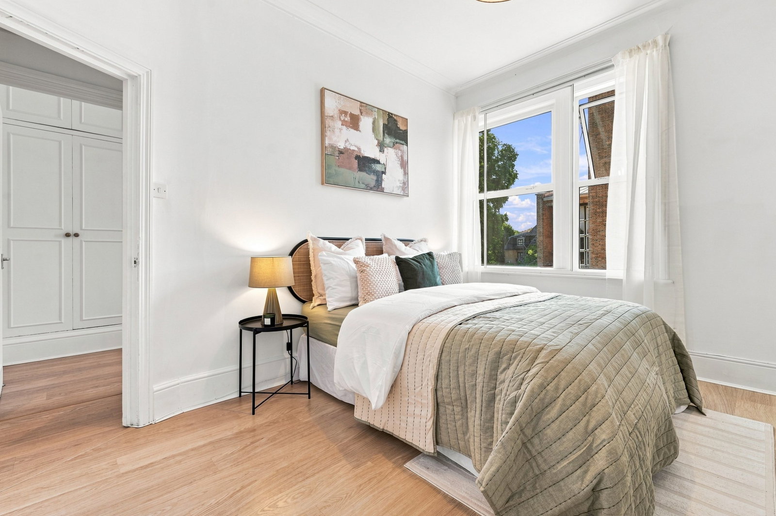 Flat for sale in London, Fulham Palace Road, SW6