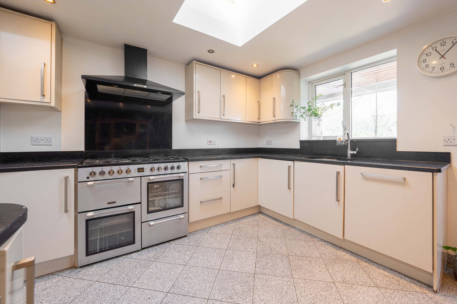 Semi Detached House for sale in Leamington Spa, Heathcote Road, Whitnash, Leamington Spa, CV31 2NF