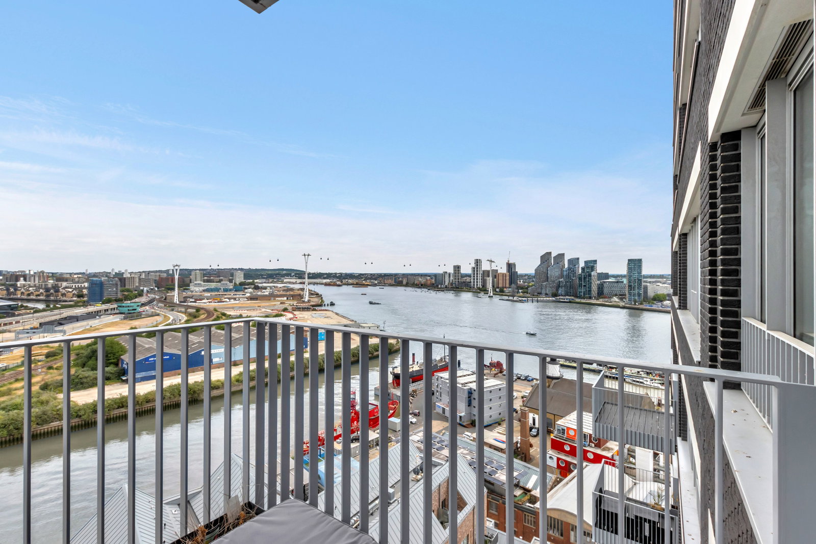 Flat for sale in London, Serapis House, Goodluck Hope, London, E14, 558 m²