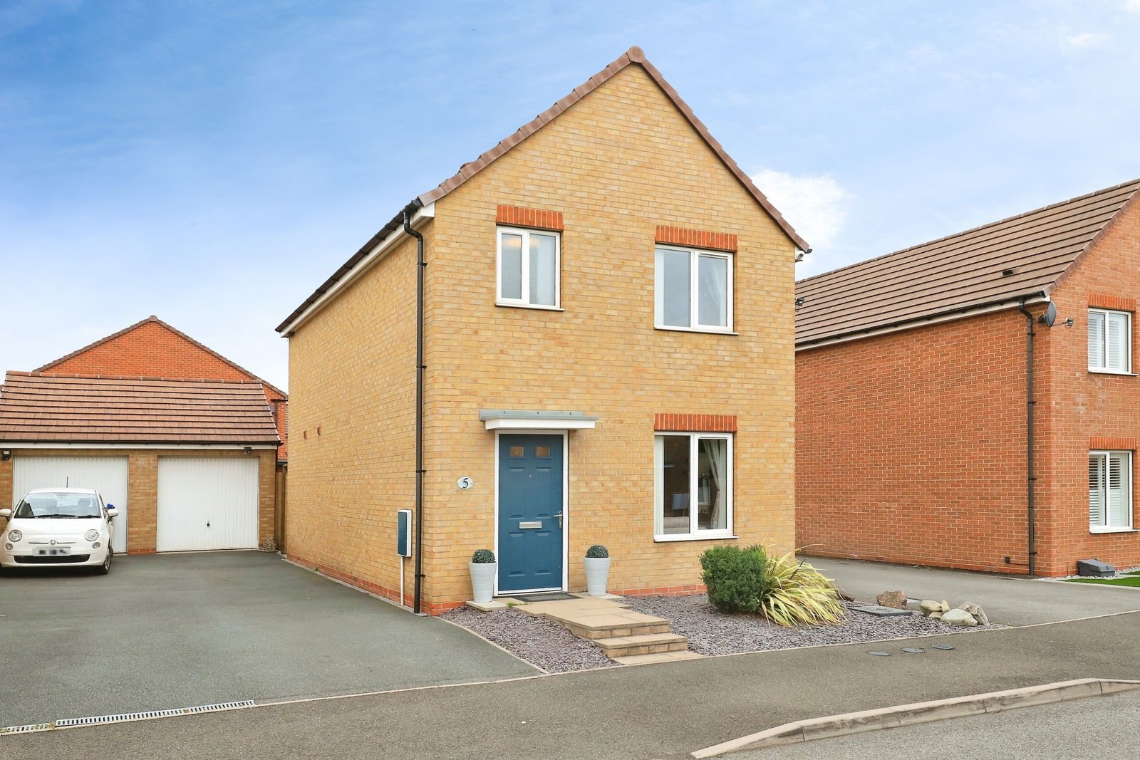 Detached House for sale in Willenhall, Lakelot Close, Willenhall, WV12 4JX, 1168 m²