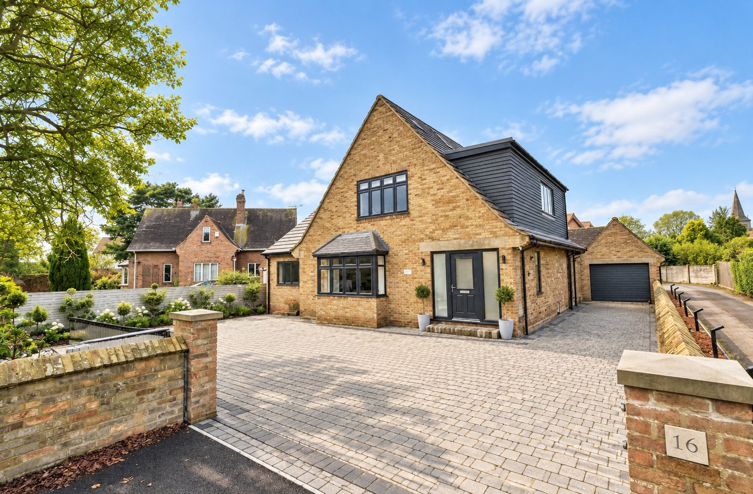 Detached House for sale in York, York Road, Strensall, 2313 m²