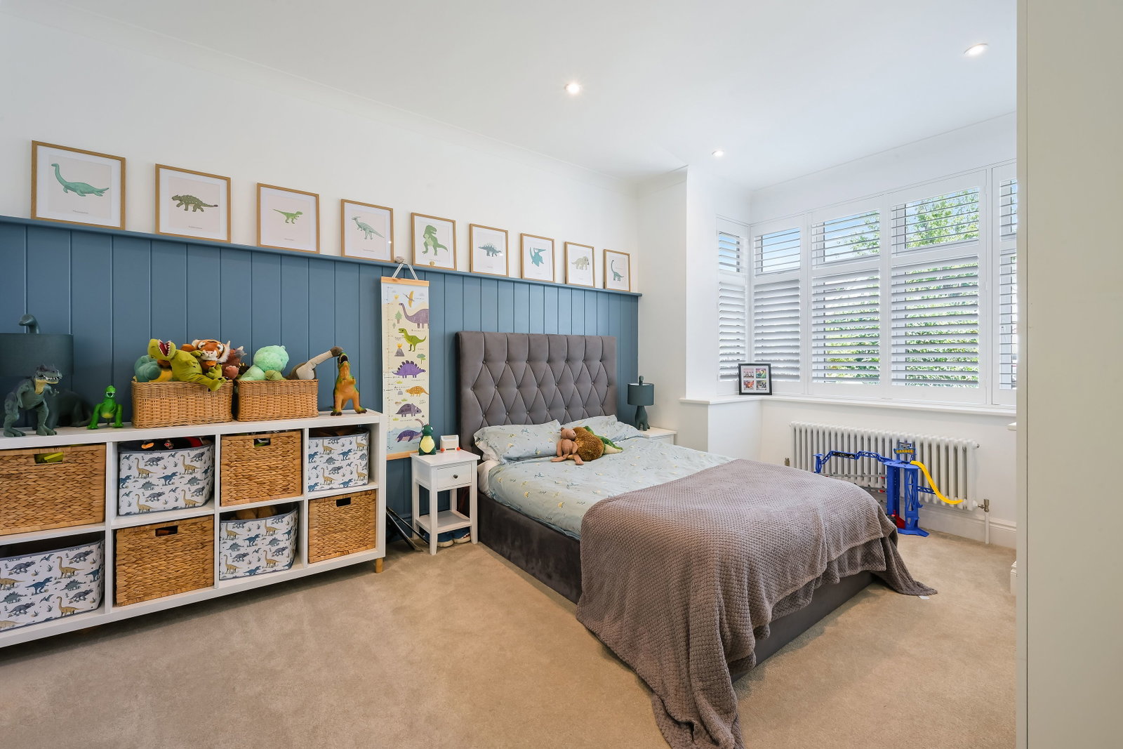Bungalow for sale in Ewell, Meadow Walk, Ewell, Surrey, KT19 0BB, 1201 m²