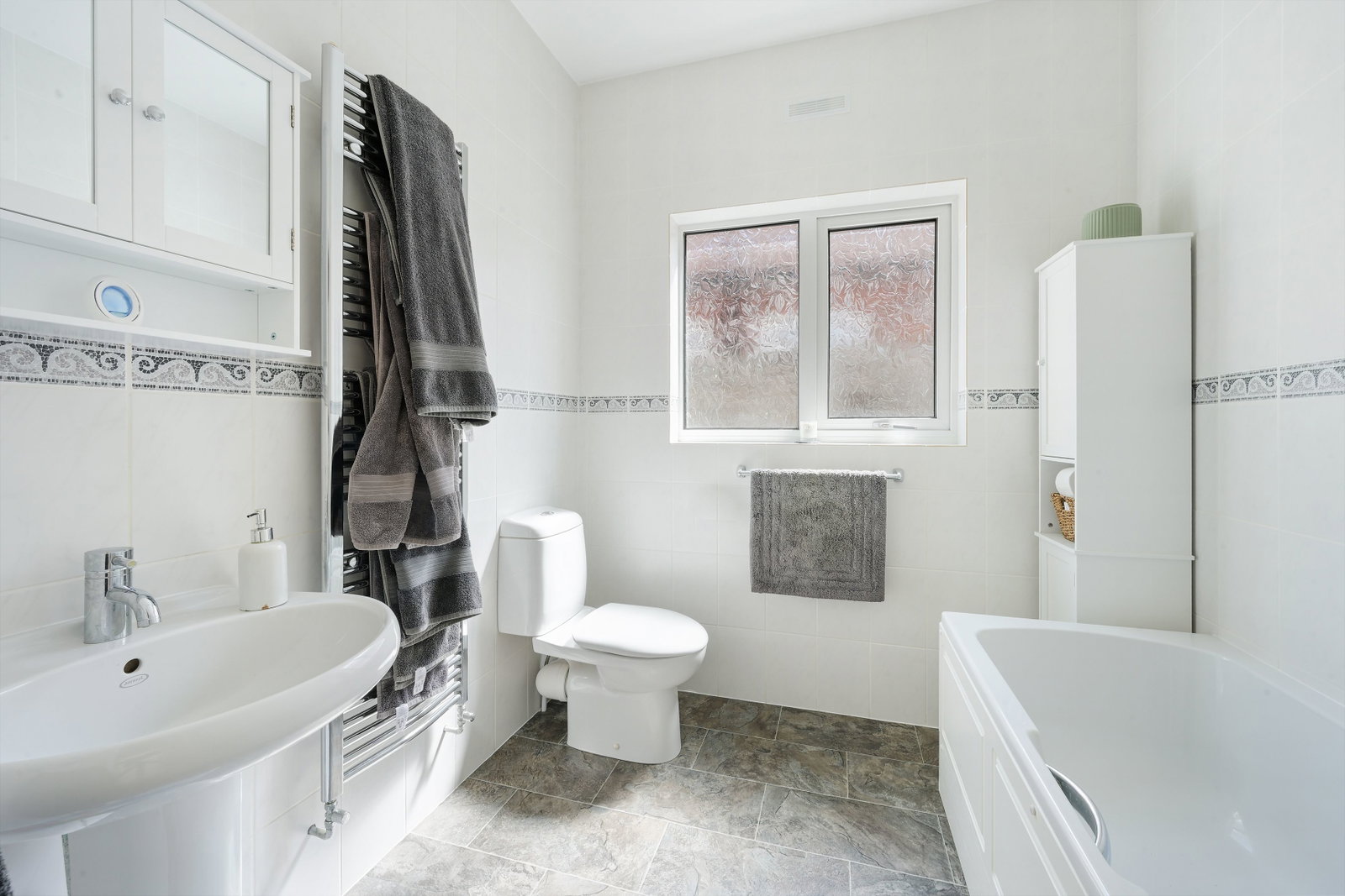 Bungalow for sale in Ewell, Meadow Walk, Ewell, Surrey, KT19 0BB, 1201 m²