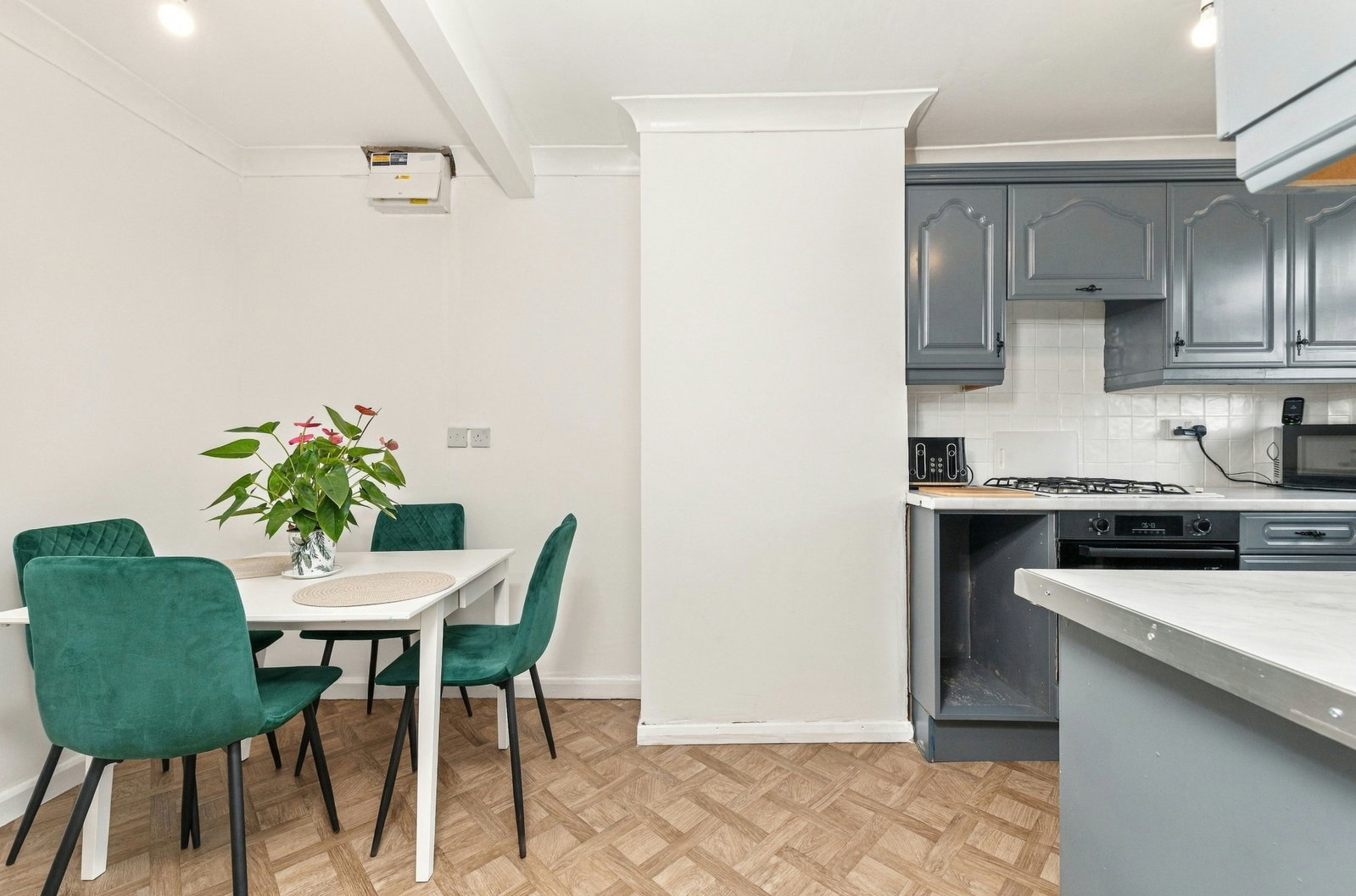End Of Terrace House for sale in Castleford, Fryston Road, Castleford, WF10 3EP, 920 m²