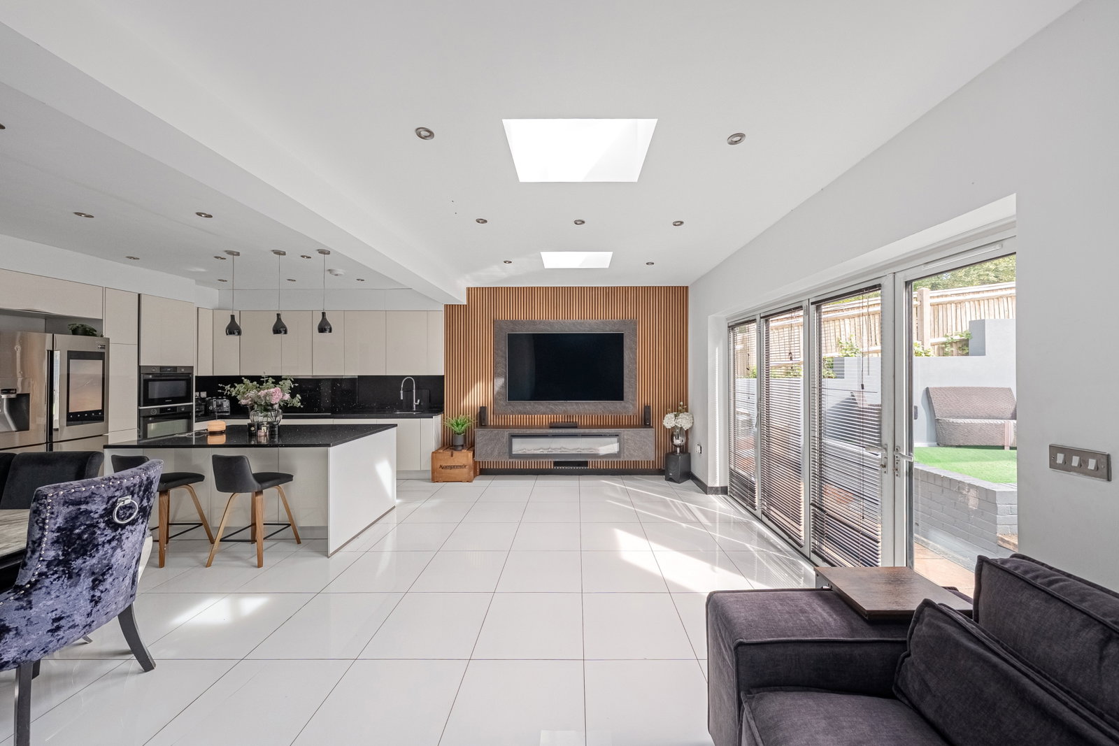 Semi Detached House for sale in London, Brownspring Drive, London, SE9 3JY, 1258 m²