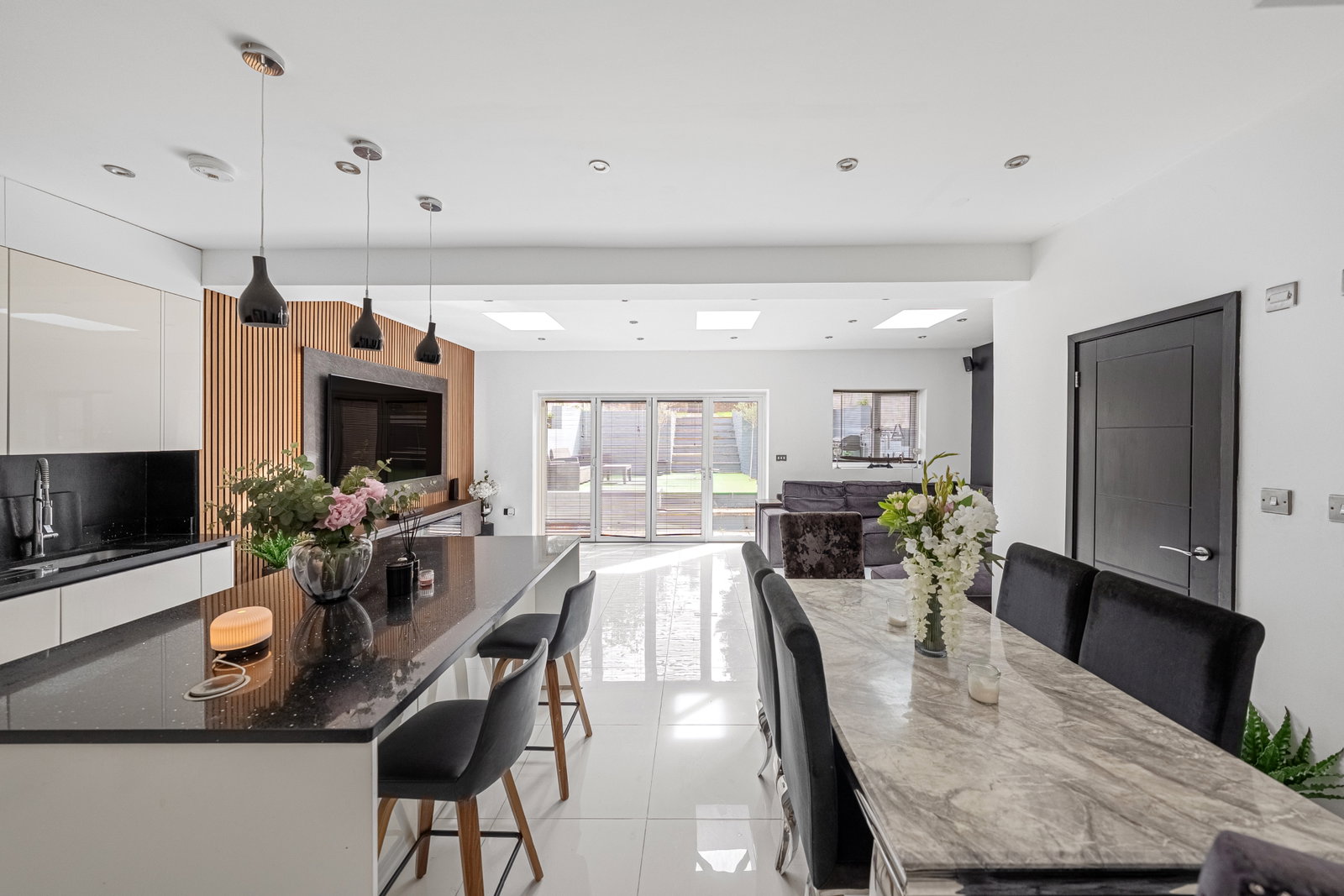 Semi Detached House for sale in London, Brownspring Drive, London, SE9 3JY, 1258 m²